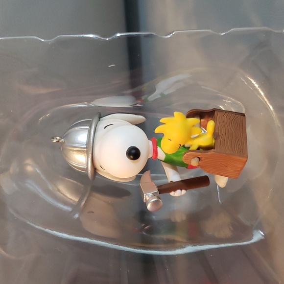 Building Buddies Snoopy Spotlight on Snoopy collectible Hallmark Ornament NWT - Picture 3 of 3